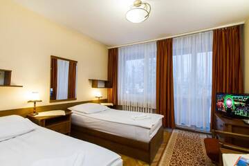 Фото номера Двухместный номер с 2 отдельными кроватями Отель Hotel PRL RZEMIEŚLNIK г. Закопане 8