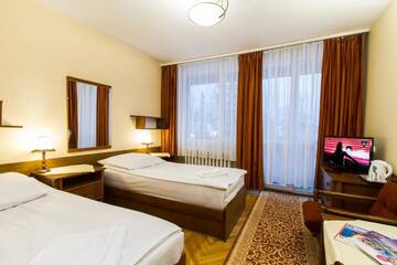 Фото номера Двухместный номер с 2 отдельными кроватями Отель Hotel PRL RZEMIEŚLNIK г. Закопане 7
