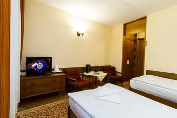 Фото номера Двухместный номер с 2 отдельными кроватями Отель Hotel PRL RZEMIEŚLNIK г. Закопане 15
