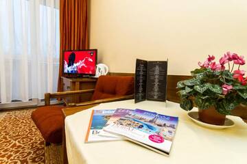 Фото номера Двухместный номер с 2 отдельными кроватями Отель Hotel PRL RZEMIEŚLNIK г. Закопане 13