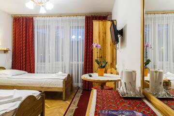 Фото номера Двухместный номер с 2 отдельными кроватями Отель Hotel PRL RZEMIEŚLNIK г. Закопане 19