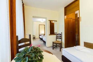 Фото номера Стандартные апартаменты с 3 спальнями Отель Hotel PRL RZEMIEŚLNIK г. Закопане 3