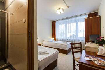 Фото номера Двухместный номер Делюкс с 2 отдельными кроватями Отель Hotel PRL RZEMIEŚLNIK г. Закопане 3