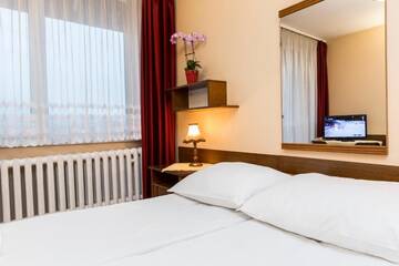 Фото номера Номер с кроватью размера «queen-size» Отель Hotel PRL RZEMIEŚLNIK г. Закопане 6