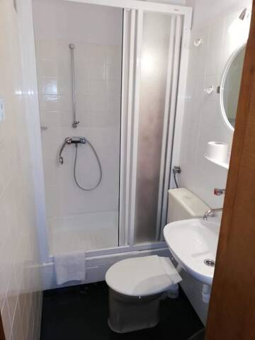 Фото номера Номер с кроватью размера «queen-size» Отель Hotel PRL RZEMIEŚLNIK г. Закопане 3