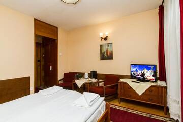Фото номера Номер с кроватью размера «queen-size» Отель Hotel PRL RZEMIEŚLNIK г. Закопане 7