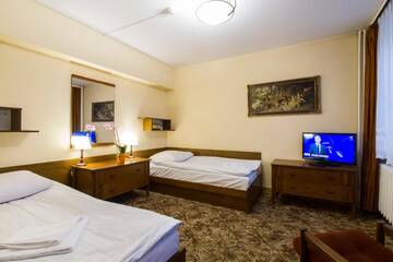Фото номера Трехместный номер Отель Hotel PRL RZEMIEŚLNIK г. Закопане 3