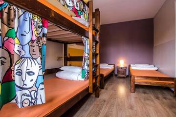 Фото номера Кровать в смежном 4-местном общем номере Хостелы Top Hostel Pokoje Gościnne г. Закопане 2