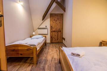 Фото номера Трехместный номер с общей ванной комнатой Хостелы Top Hostel Pokoje Gościnne г. Закопане 4