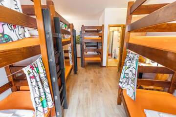 Фото номера Cемейный номер с собственной ванной комнатой Хостелы Top Hostel Pokoje Gościnne г. Закопане 3