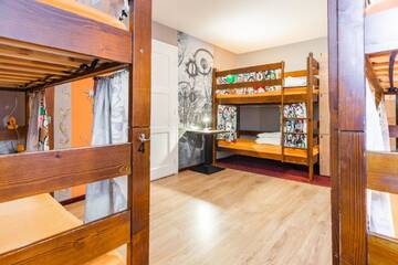 Фото номера Кровать в смежном 6-местном общем номере Хостелы Top Hostel Pokoje Gościnne г. Закопане 3