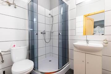 Фото номера Четырехместный номер с ванной комнатой Хостелы Top Hostel Pokoje Gościnne г. Закопане 7