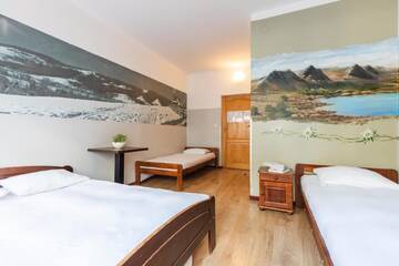 Фото номера Четырехместный номер с ванной комнатой Хостелы Top Hostel Pokoje Gościnne г. Закопане 8