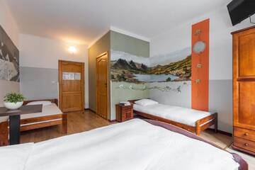 Фото номера Четырехместный номер с ванной комнатой Хостелы Top Hostel Pokoje Gościnne г. Закопане 10