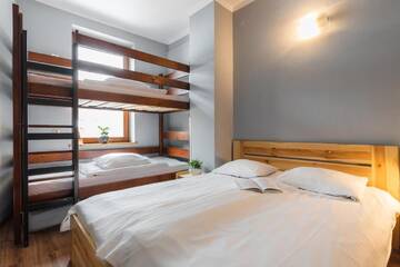 Фото номера Четырехместный номер с ванной комнатой Хостелы Top Hostel Pokoje Gościnne г. Закопане 4