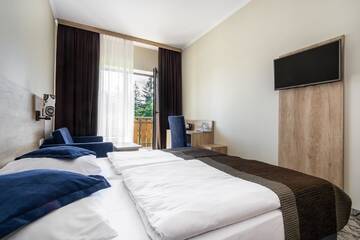 Фото номера Трехместный номер с балконом Отель RentPlanet - Hotel Nosal г. Закопане 8