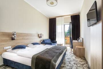 Фото номера Трехместный номер с балконом Отель RentPlanet - Hotel Nosal г. Закопане 9