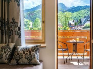 Фото номера Двухместный номер Делюкс с балконом и видом на горы Отель Hotel Korona Tatr г. Закопане 2