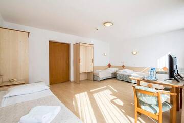 Фото номера Трехместный номер эконом-класса Курортные отели Geovita Zakopane г. Закопане 3